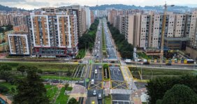 Autopista en medio de dos torres de apartamentos