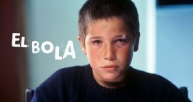 Niño con la cara lastimada mirando a cámara con un fondo azul