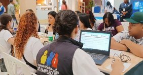 Una mujer en un escritorio con un computador