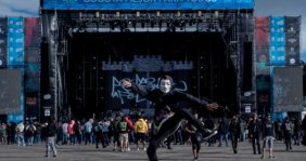 Una tarima para conciertos con público al frente