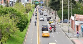 Carretera llena de carros y motos