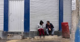 Dos hombres sentados en un andén