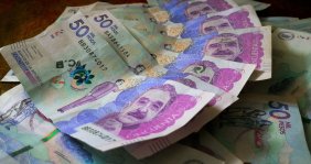 Mesa con billetes de 50 mil pesos colombianos