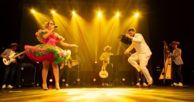 Dos personas bailando en una tarima