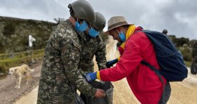 Dos militares sosteniendo una bolsa de basura 