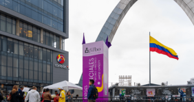 Arco de acero al frente de una taquilla de entradas