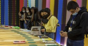 Asistentes a la Feria del Libro de Bogotá