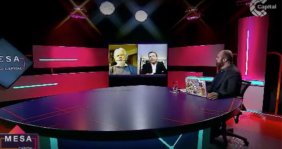 Santiago Rivas sentado frente a una mesa en su espacio televisivo de Mesa Capital.