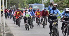 Personas en bicicleta por una de las vías principales de la ciudad