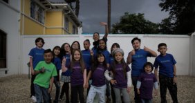 Niños de Generación Eureka reunidos posando frente a la cámara
