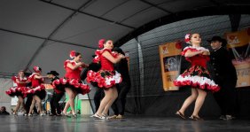 Bailarines de joropo sobre un escenario 