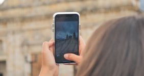 Manos sosteniendo un celular para tomar un video 