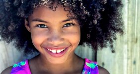 Niña Afrocolombiana sonriendo 