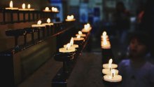 Un altar lleno de velas encendidas