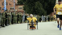 Un hombre en silla de ruedas sobre una calle