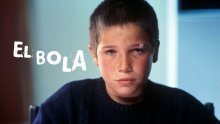 Niño con la cara lastimada mirando a cámara con un fondo azul