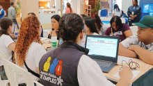 Una mujer en un escritorio con un computador