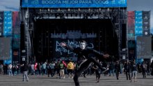 Una tarima para conciertos con público al frente