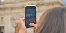 Manos sosteniendo un celular para tomar un video 