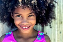 Niña Afrocolombiana sonriendo 