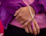 Mujer que sostiene en sus manos un silbato color morado