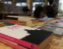 Una mesa de madera llena de libros