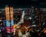 Vista panorámica de Bogotá de noche: se ve un rascacielos con la bandera de Colombia