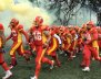 Equipo de fútbol americano de uniforme rojo