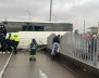 Un bus estrellado sobre una estación de TransMilenio