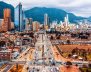 Vista panorámica de Bogotá: edificios, cerros y carreteras