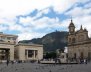 Plaza de Bolívar. Al lado izquierdo se encuentra el Congreso de la República y al derecho La Catedral 