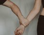 Un hombre apretando con fuerza el brazo de una mujer