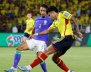 Dos jugadores disputando un balón: uno con uniforme amarillo y el otro azul
