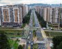 Autopista en medio de dos torres de apartamentos