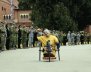 Un hombre en silla de ruedas sobre una calle