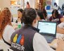 Una mujer en un escritorio con un computador