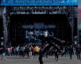 Una tarima para conciertos con público al frente
