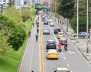 Carretera llena de carros y motos