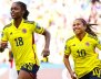 Dos mujeres con uniformes deportivos amarillos