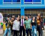 Jóvenes de 'Parceros por Bogotá' al frente de una casa azul