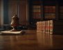 Una mesa con un mazo de madera y unos libros encima