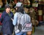 Mujer con chaqueta gris encuestando a una señora 