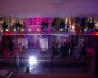 Pasillo de museo iluminado de morado