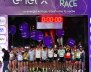 Pista de salida con un arco morado arriba