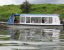 Un bote blanco flotando en un río