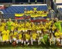 Mujeres con uniforme amarillo en una cancha de fútbol