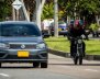 Un carro y una moto rodando en una calle
