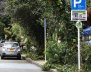 Una carretera con espacios para parquear carros