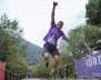 Hombre con camiseta morada saltando