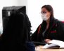 Mujer con tapabocas frente a un computador